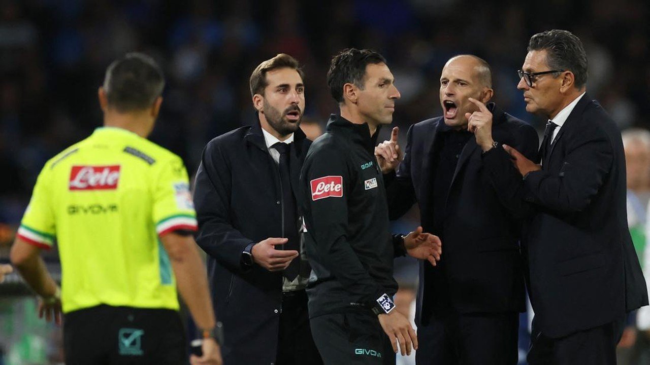 Allegri Kesal Dikartu Merah Saat Napoli Ditahan Imbang Roma