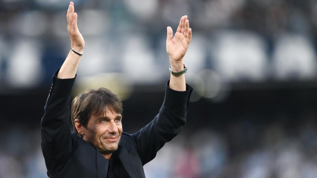 Antonio Conte Nikmati Liburan di Tengah Spekulasi MU dan Juventus