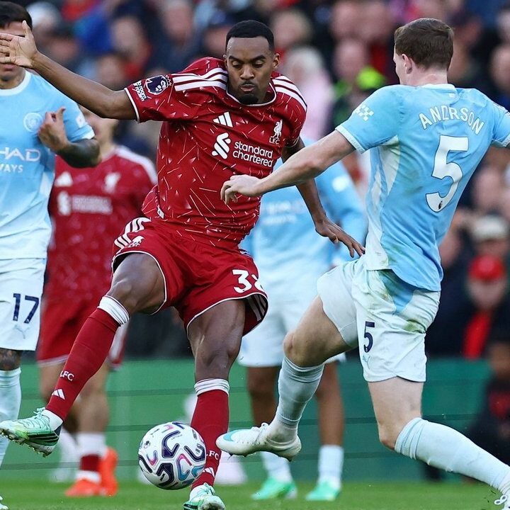 Bos Liverpool Sesalkan Kartu Kuning Pertama Gravenberch