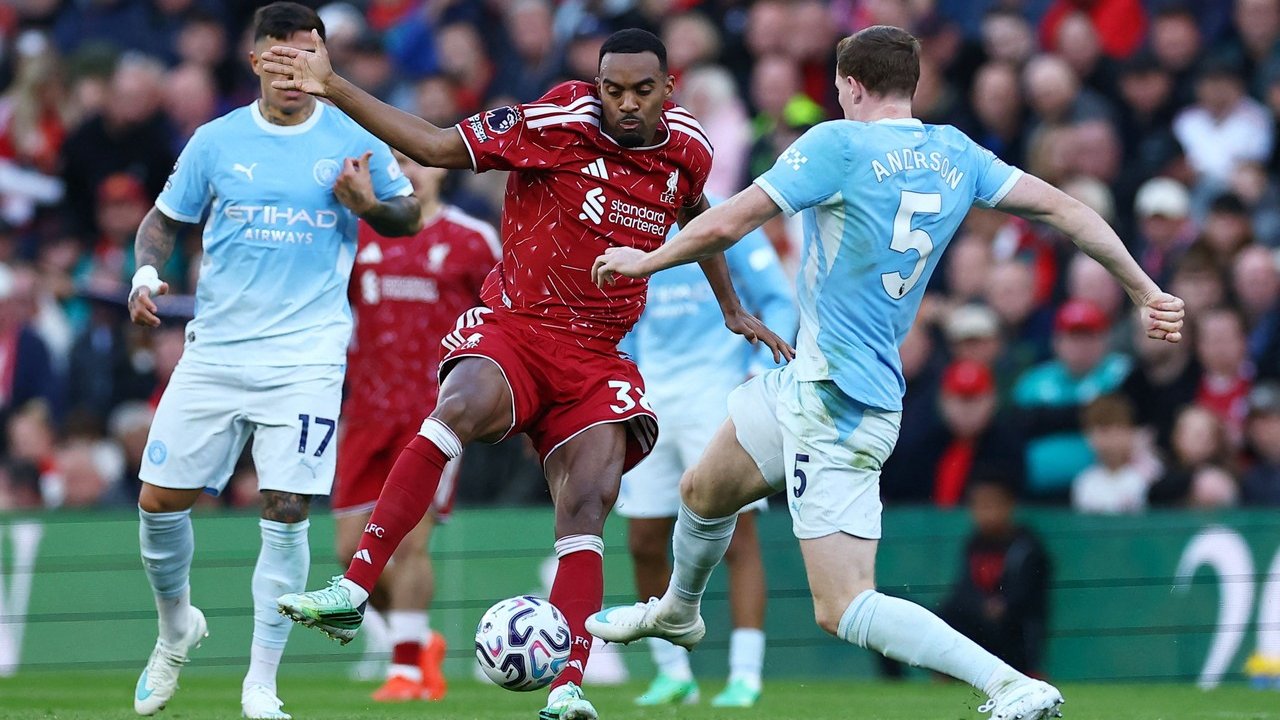Bos Liverpool Sesalkan Kartu Kuning Pertama Gravenberch