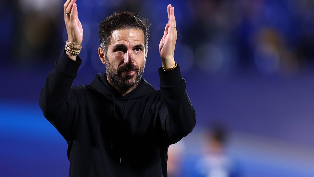 Cesc Fabregas Jadi Kandidat Kuat Pelatih Barcelona Pengganti Hansi Flick