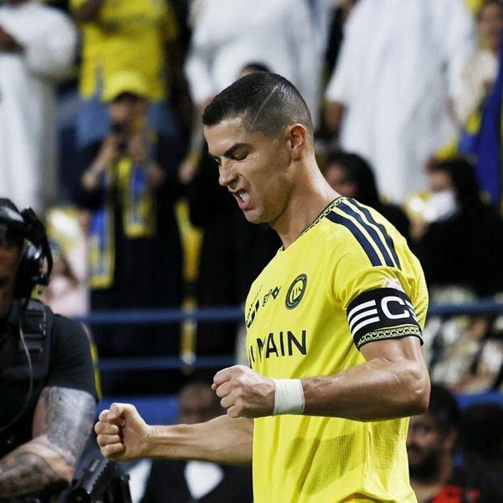 Cristiano Ronaldo Pamer Syal dan Cium Logo Arab Saudi Usai Kemenangan Al Nassr