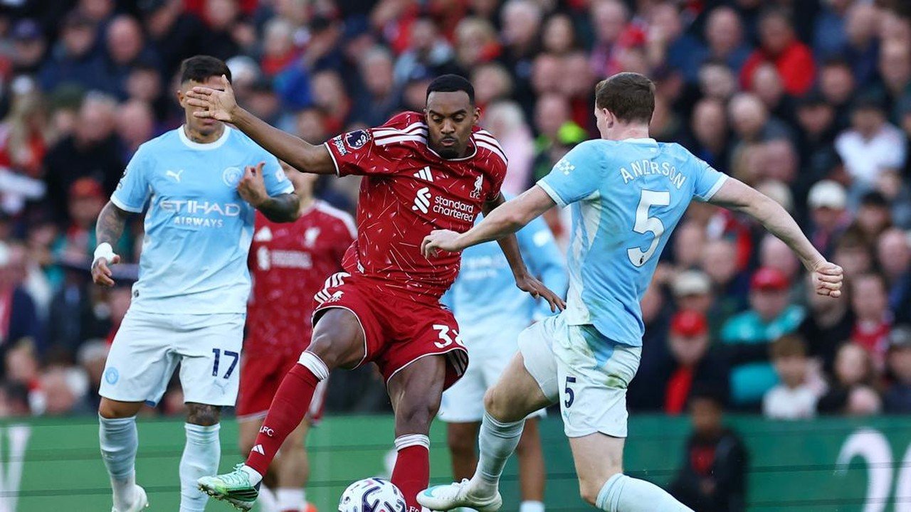 Dermot Gallagher: Kartu Merah Gravenberch di Laga Liverpool Vs City Terlalu Keras