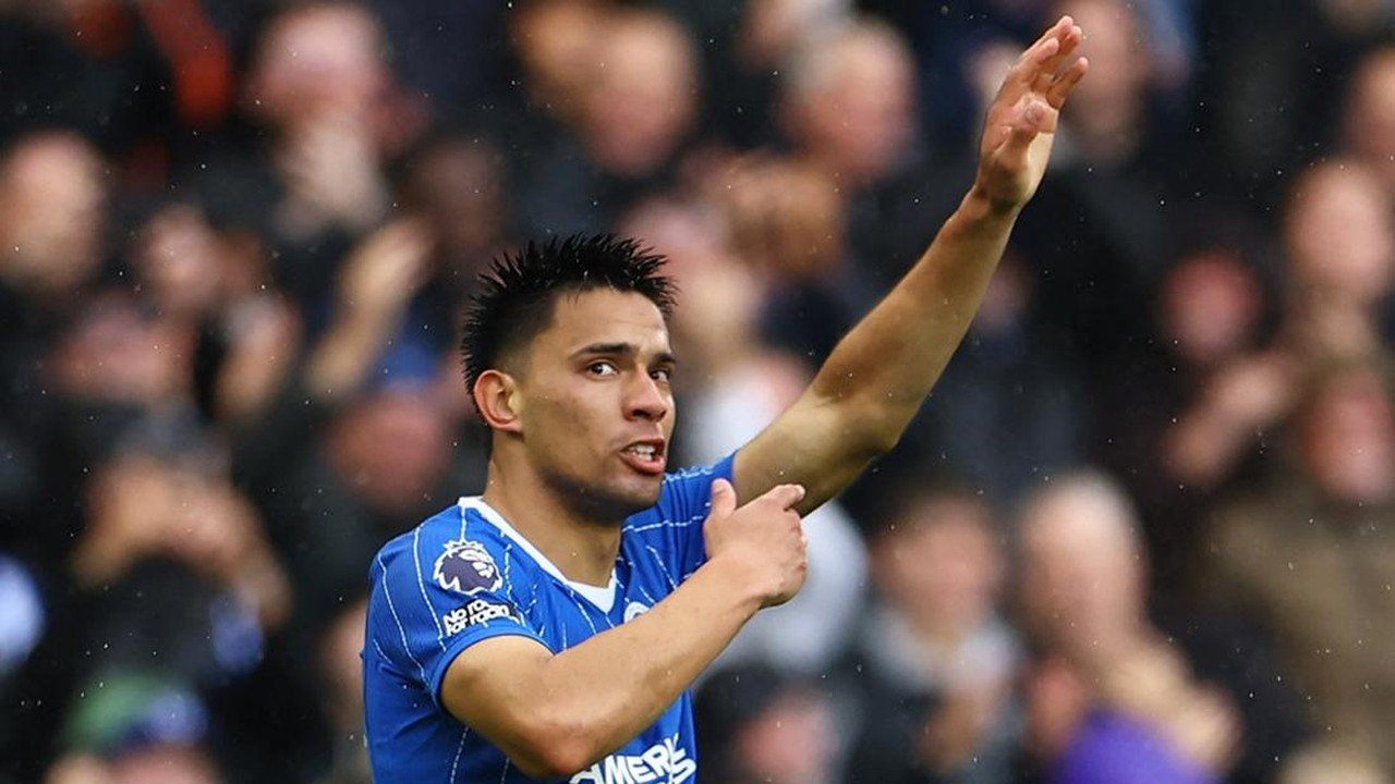 Diego Gomez Cetak Gol dari Tengah Lapangan dalam Kemenangan Telak Brighton