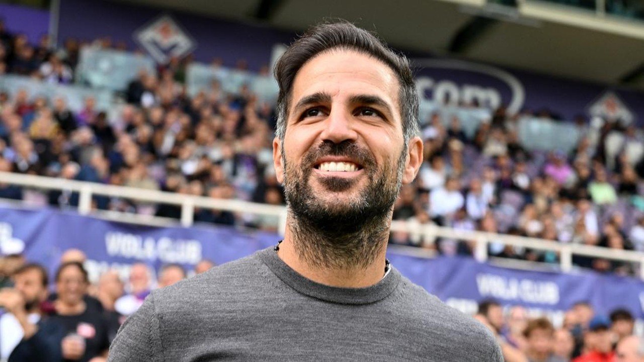 Fabregas Ungkap Taktik "Parkir Bus" Como Hadapi Serangan Balik MU