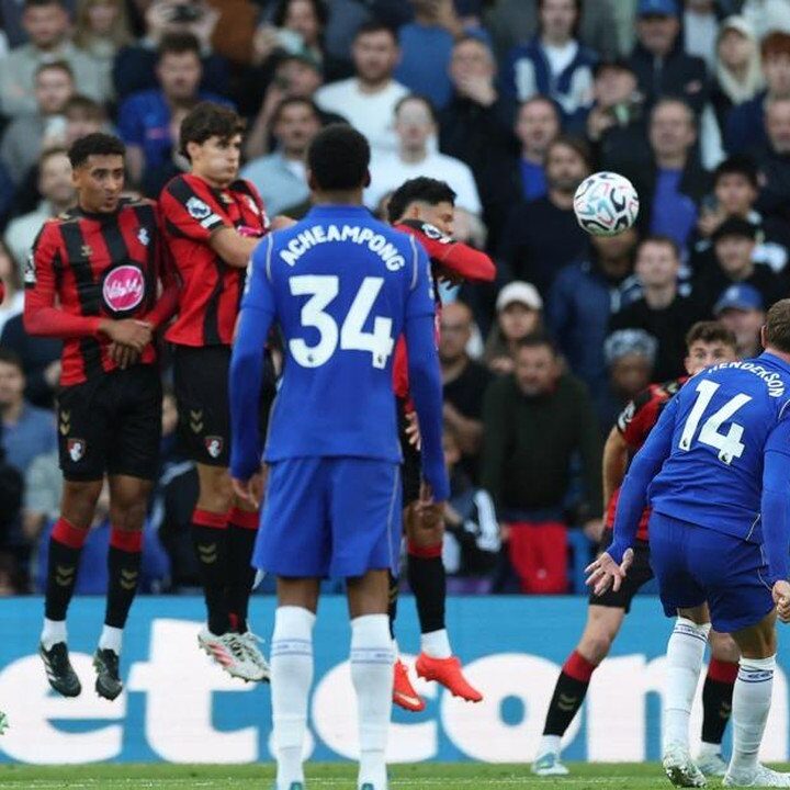 Henderson Cetak Dua Gol, Satu Free Kick Bikin Rekan Setim Kesal