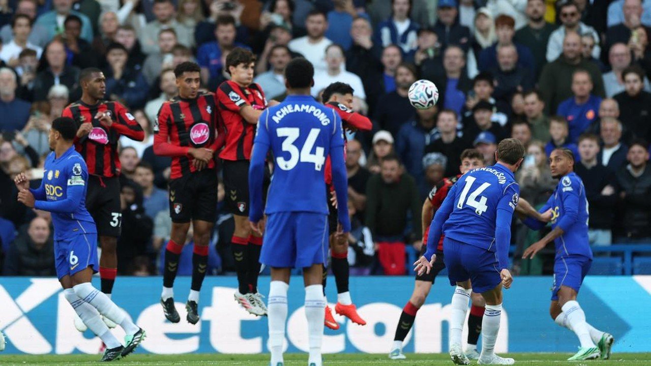 Henderson Cetak Dua Gol, Satu Free Kick Bikin Rekan Setim Kesal