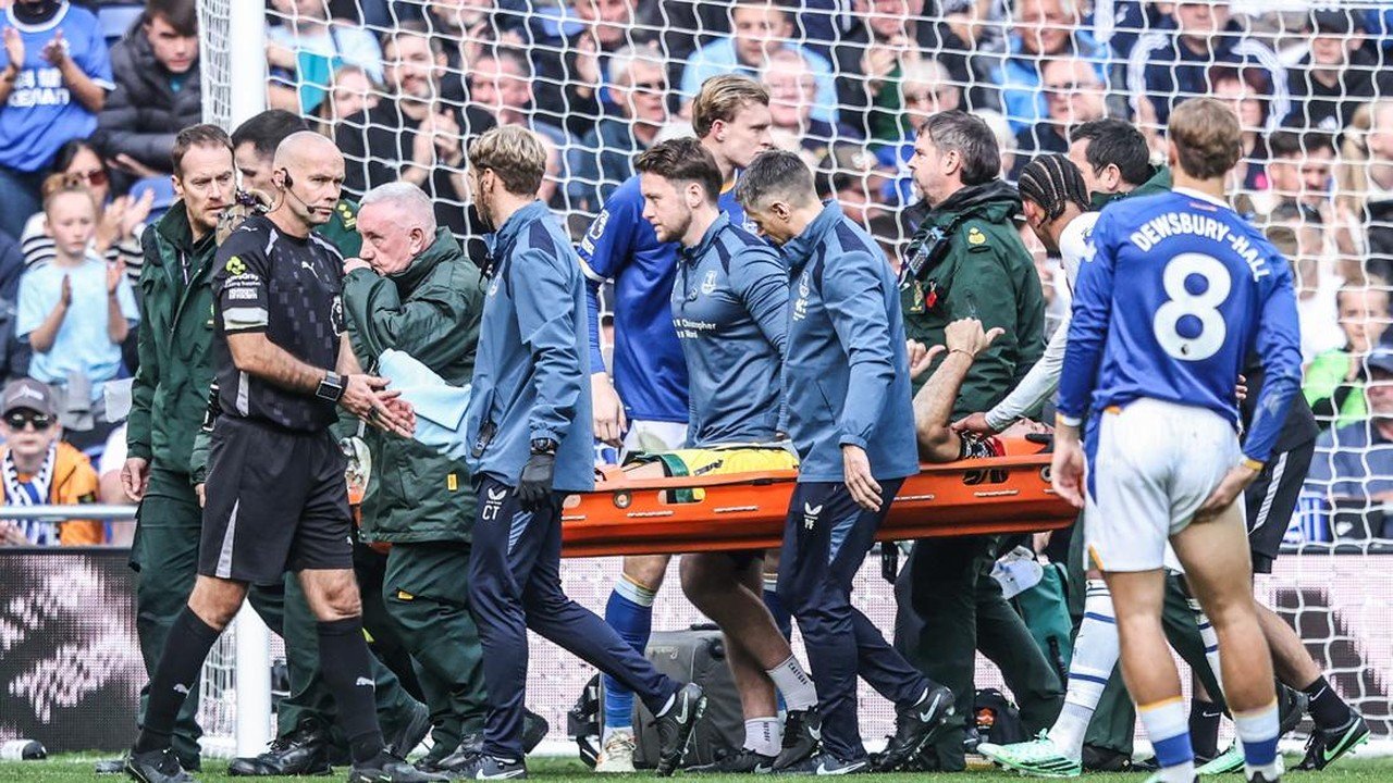 Kiper Chelsea Emi Martinez Alami Gegar Otak, Dibawa ke Rumah Sakit