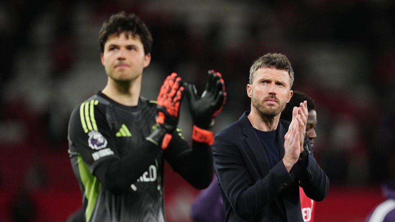 Kiper MU Senne Lammens Tegaskan Dukungan Penuh untuk Pelatih Michael Carrick