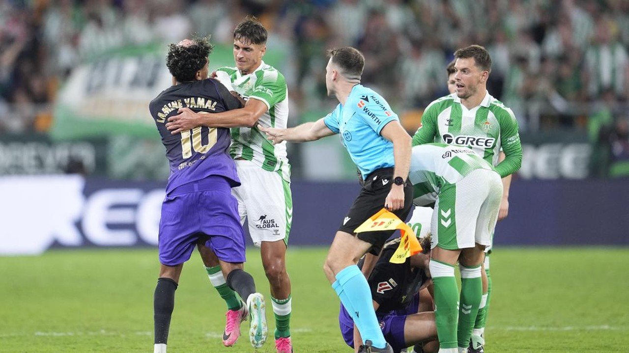 Lamine Yamal Diduga Pemicu Kartu Merah Facundo Bernal dalam Laga Barcelona vs Real Betis