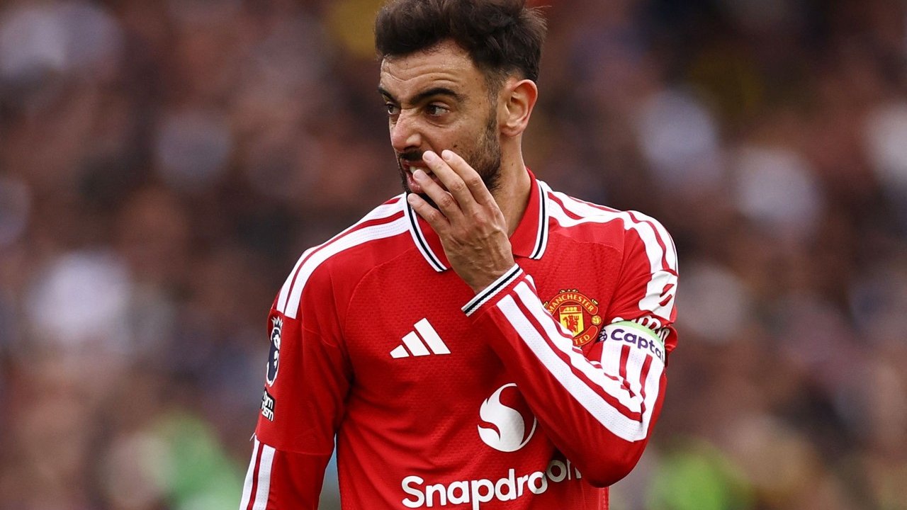Michael Carrick Ungkap Alasan Rotasi Posisi Bruno Fernandes