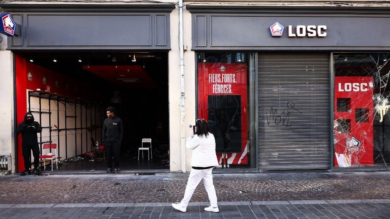 Toko LOSC Lille Dibobol Demonstran, Barang Curian Dijual di Internet