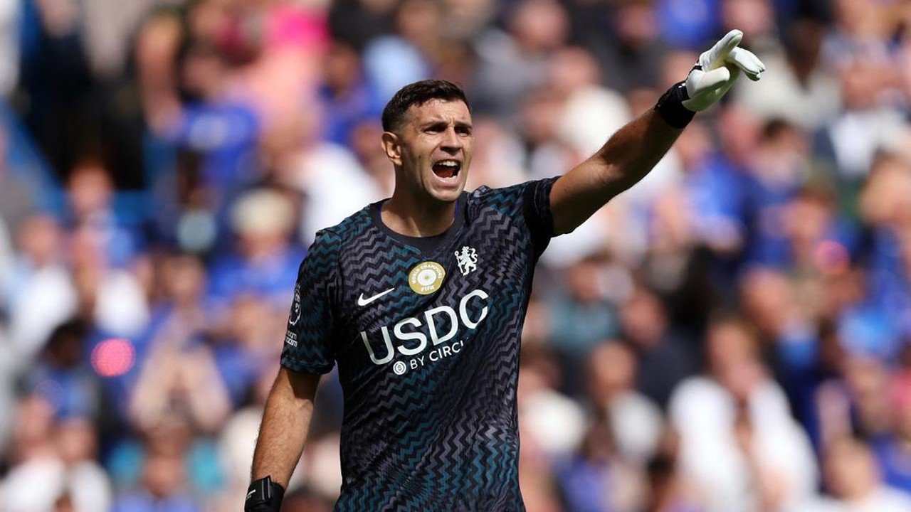 Xabi Alonso Beri Kabar Terbaru Kondisi Emiliano Martinez Pasca Operasi